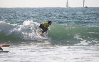 Apprendre le surf avec un coach