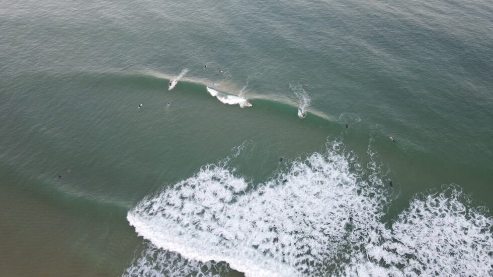 Vue aérienne de surfeurs chevauchant des vagues, océan, surf