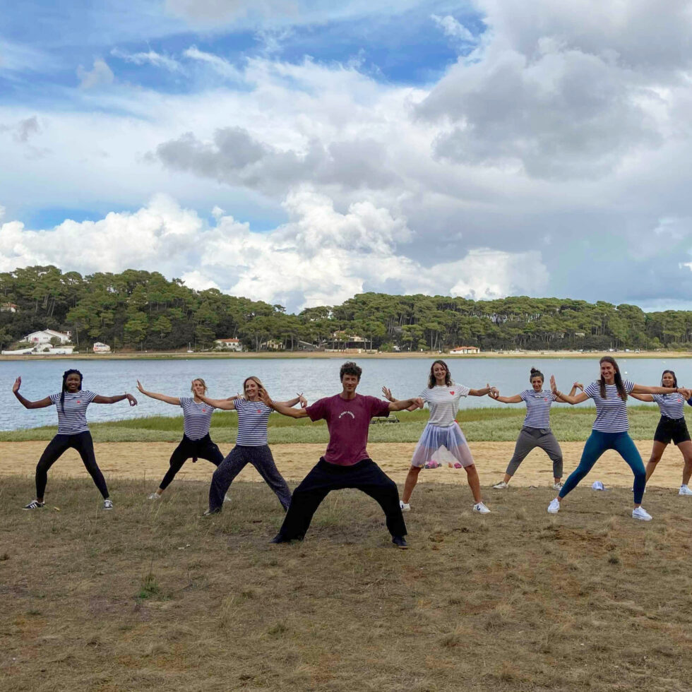 Cours de Tai Chi en groupe en plein air au bord du lac