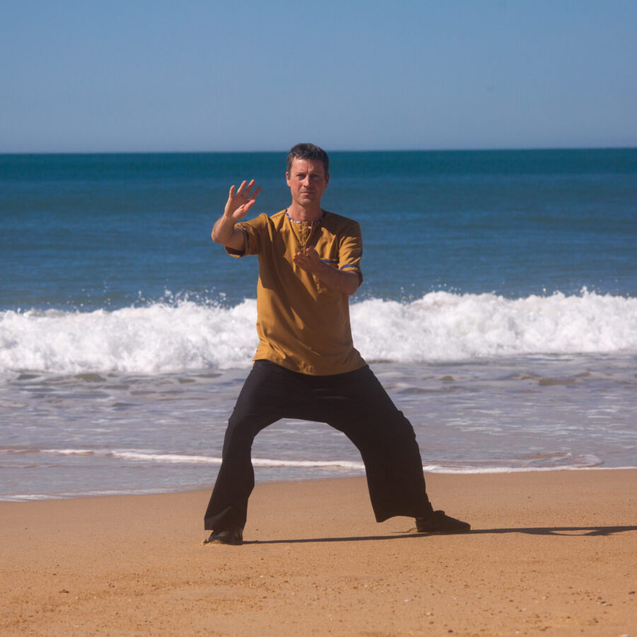 Un hombre practica Tai Chi Chuan en una playa de las Landas