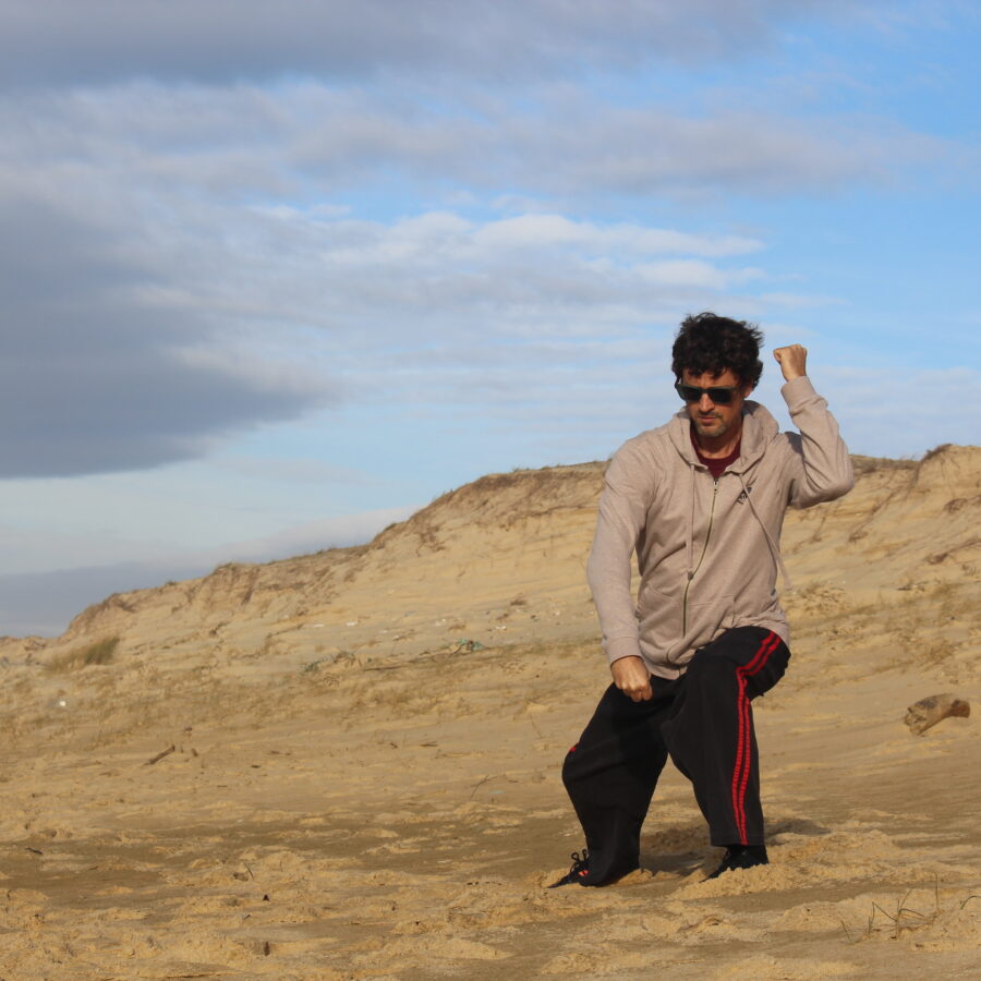 Eric Lafargue practicando tai chi chuan en una playa de la región francesa de Las Landas.