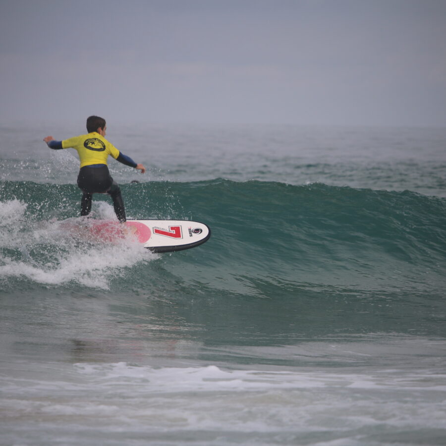 Surfeur en action lors d'un stage de surf intensif