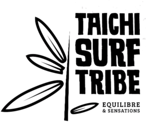 Logo Taichi Surf Tribe avec bambou et texte "Équilibre & Sensations