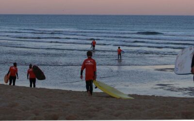 Surfer tôt le matin