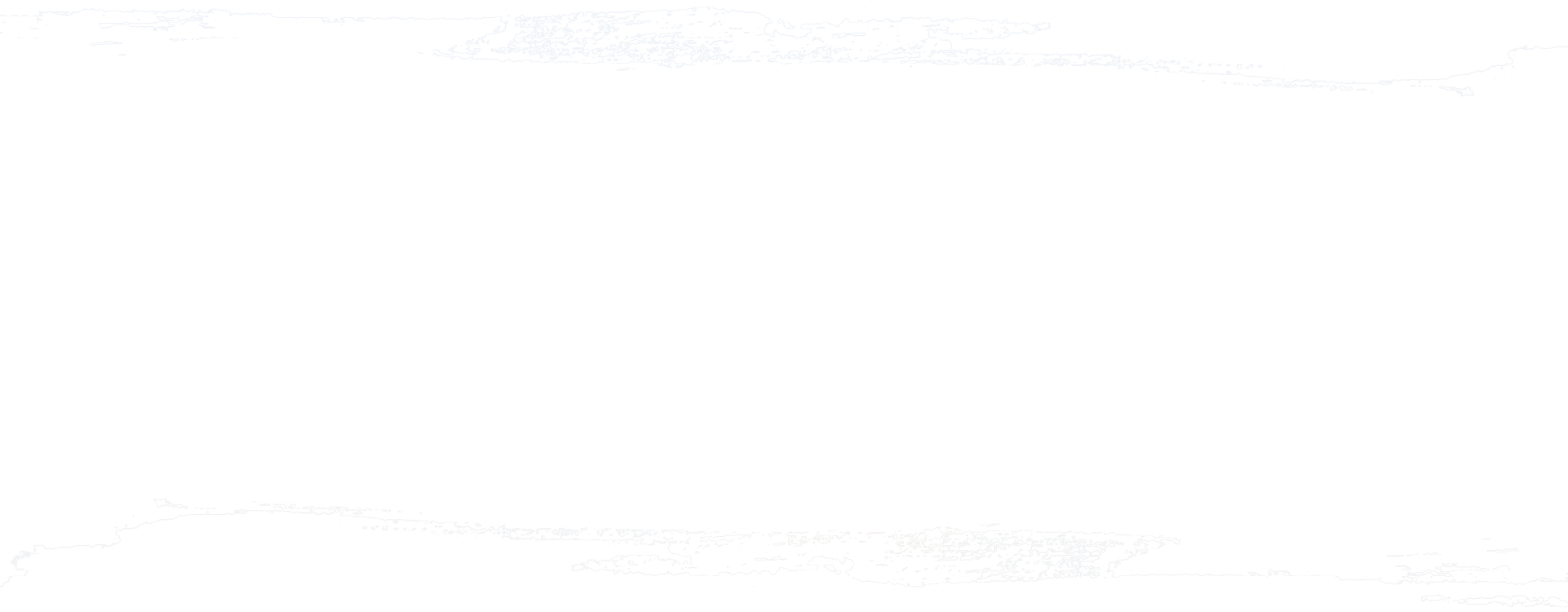 Vue aérienne de surfeurs dans l'océan près d'une plage de sable avec des dunes côtières.