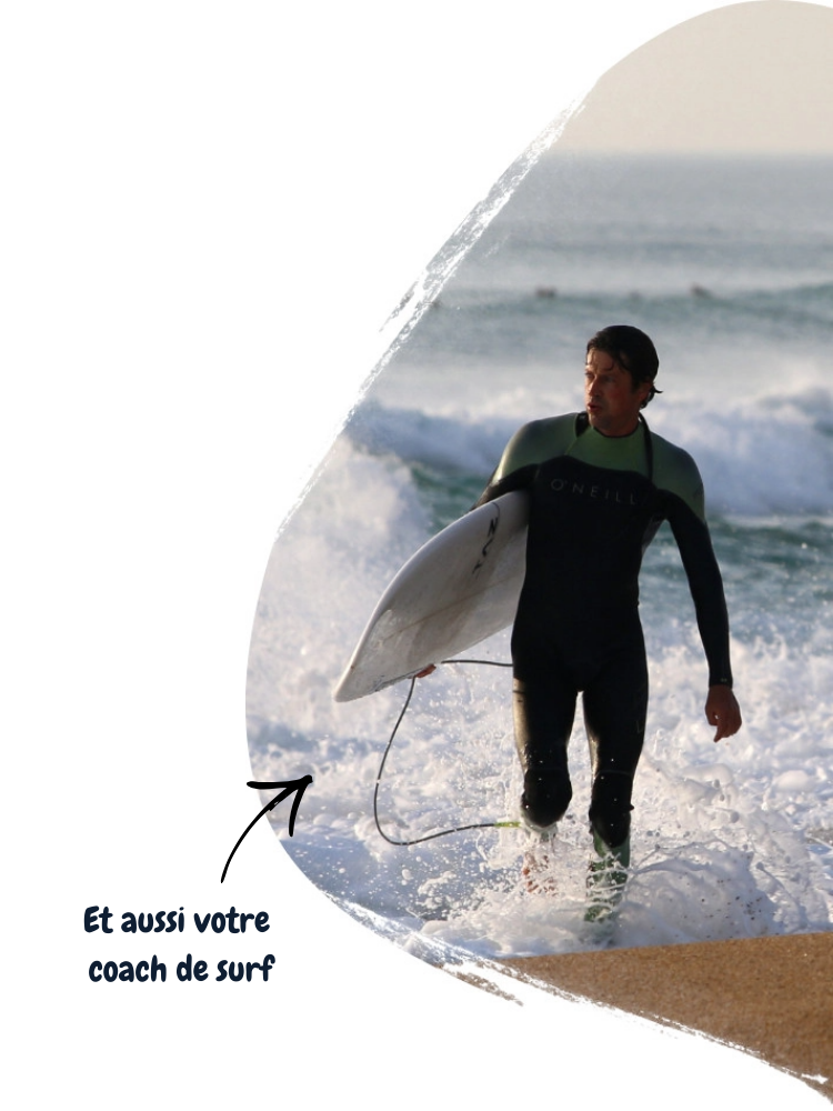 Surfeur sortant de l'eau avec sa planche O'Neill