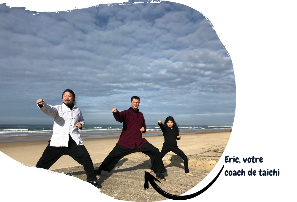 Trois personnes pratiquant le taï-chi sur la plage.