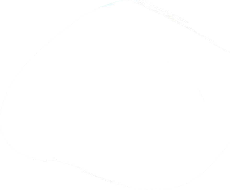 Femme sur la plage, main tendue. Lumière naturelle douce.