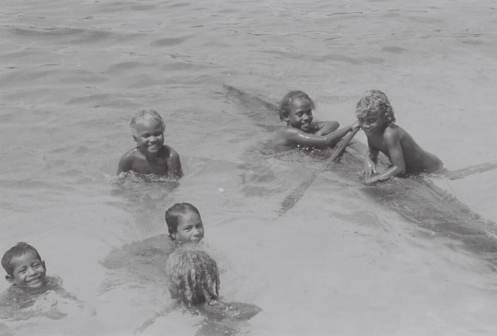 Enfants jouant dans l'eau, genèse version surf