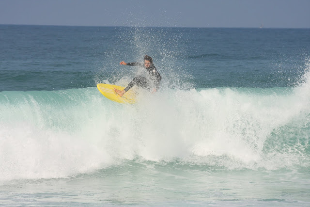 Surfeur sur une vague jaune, surf, océan