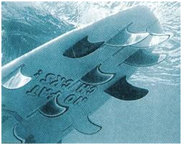Planche de surf avec multiples ailerons, texte "NO FEAR" visible
